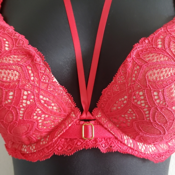 Victoria's Secret red bra set for Valentine's day - Picture 5 of 9